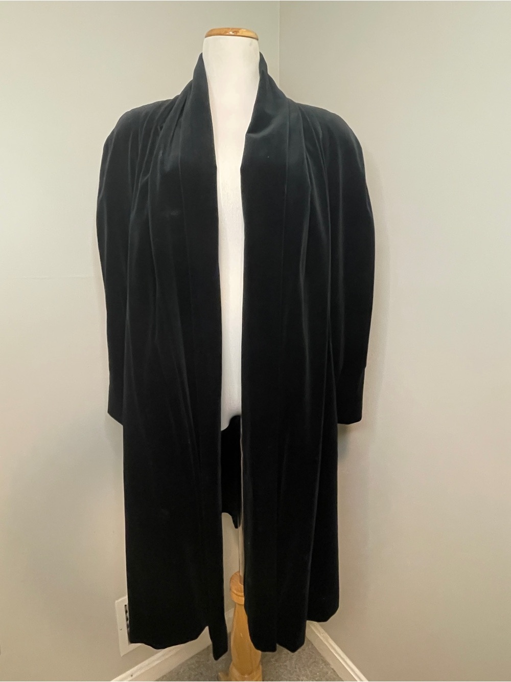 VINTAGE Portrait Elegant Black Velvet Opera Coat